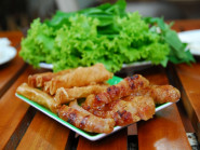 Khác biệt cách ăn nem nướng Nha Trang ở Sài Gòn, Hà Nội