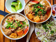 Bún riêu Nam bộ, mỹ vằn thắn có gì ngon mà kìn kìn khách đến ăn, chủ hàng tậu được nhà phố cổ