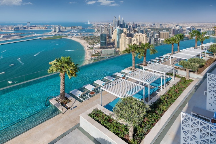 Bể bơi ngoài trời trên tầng mái của khách sạn 77 tầng Address Beach Resort, Dubai, UAE, nằm ở độ cao 294 m so với mặt đất, được hoàn thành vào tháng 2/2020.
