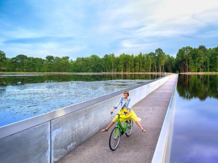 Con đường đạp xe xuyên qua hồ nước ở Bỉ