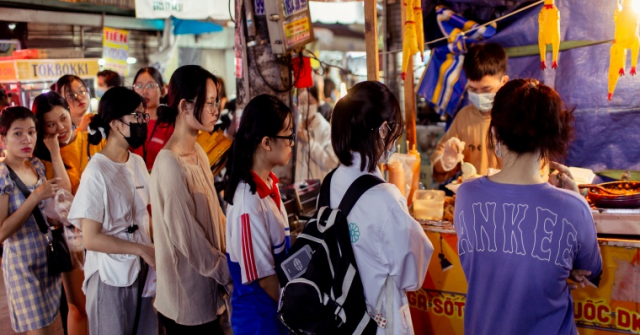 Chợ ẩm thực Hồ Thị Kỷ có gì khiến giới trẻ Sài thành mê mệt?