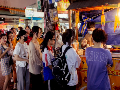 Ăn gì - Chợ ẩm thực Hồ Thị Kỷ có gì khiến giới trẻ Sài thành mê mệt?