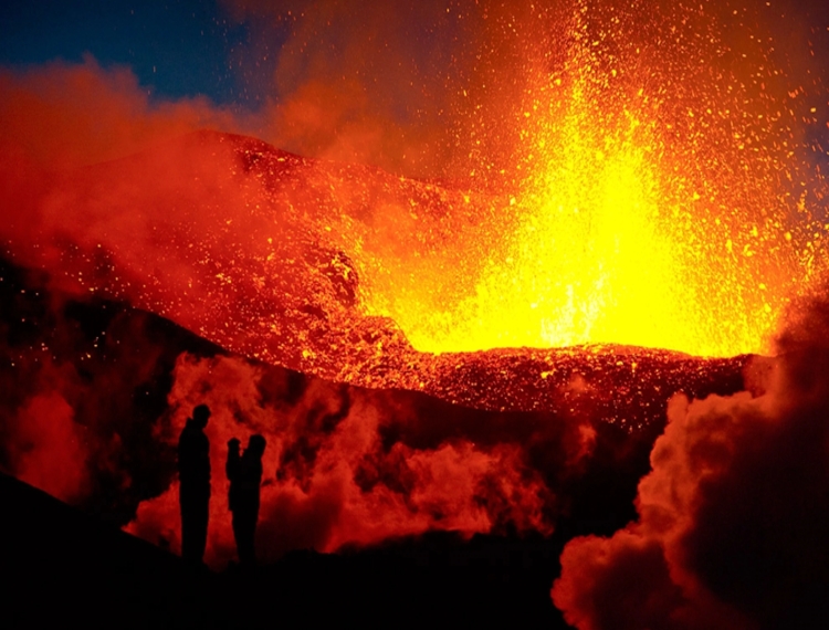 Tour ngắm dung nham núi lửa phun trào dưới chân nóng hơn cả mùa hè
