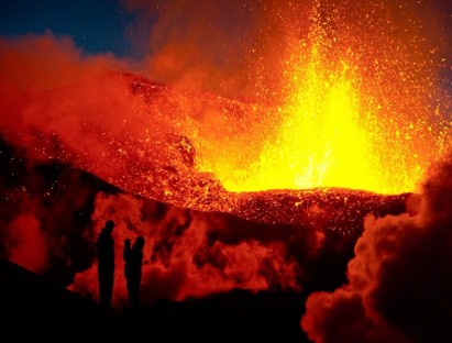 Du khảo - Tour ngắm dung nham núi lửa phun trào dưới chân nóng hơn cả mùa hè