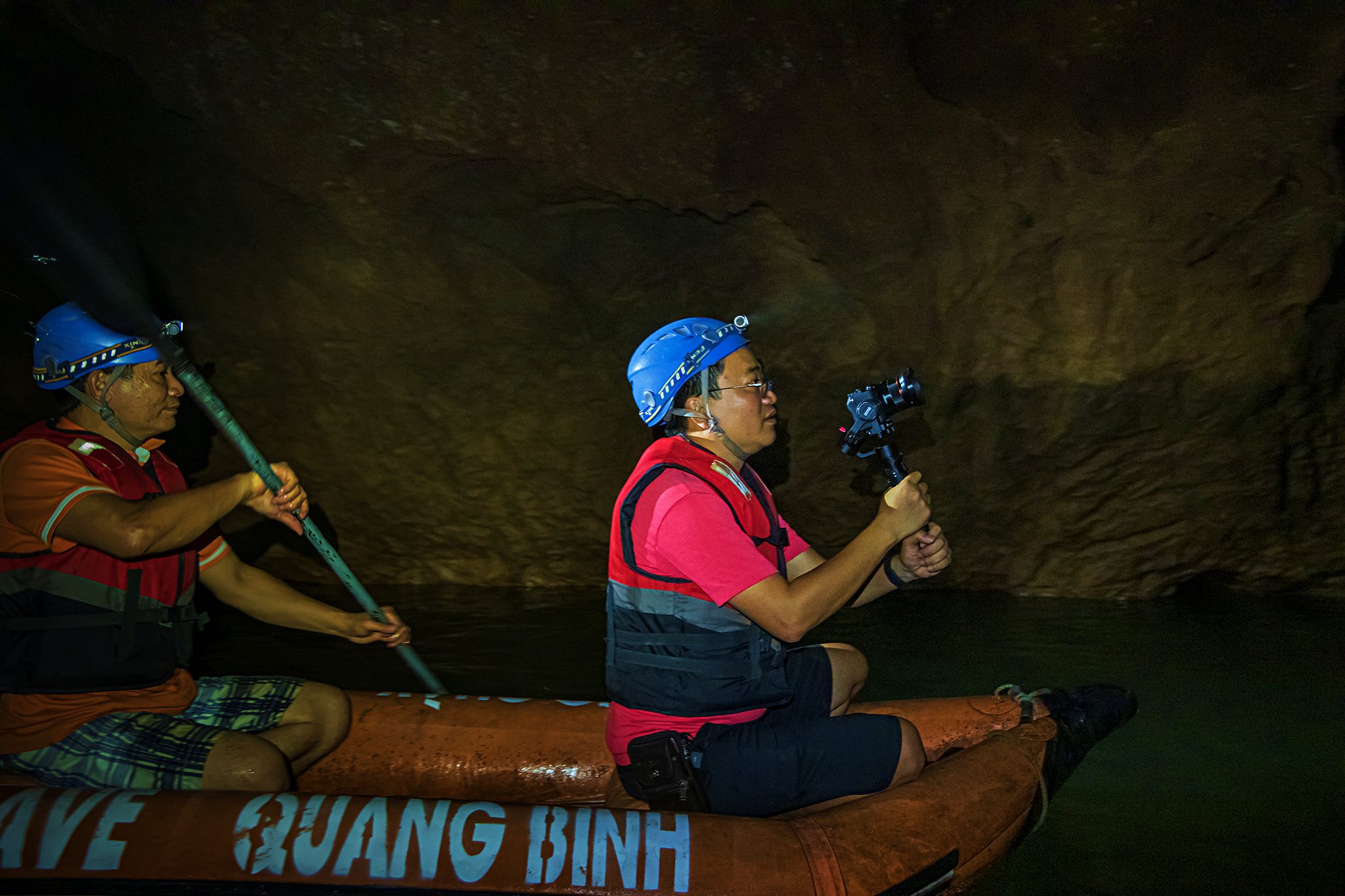Chèo kayak vào 'bóng tối vĩnh cửu' trong lòng Động Phong Nha - 1