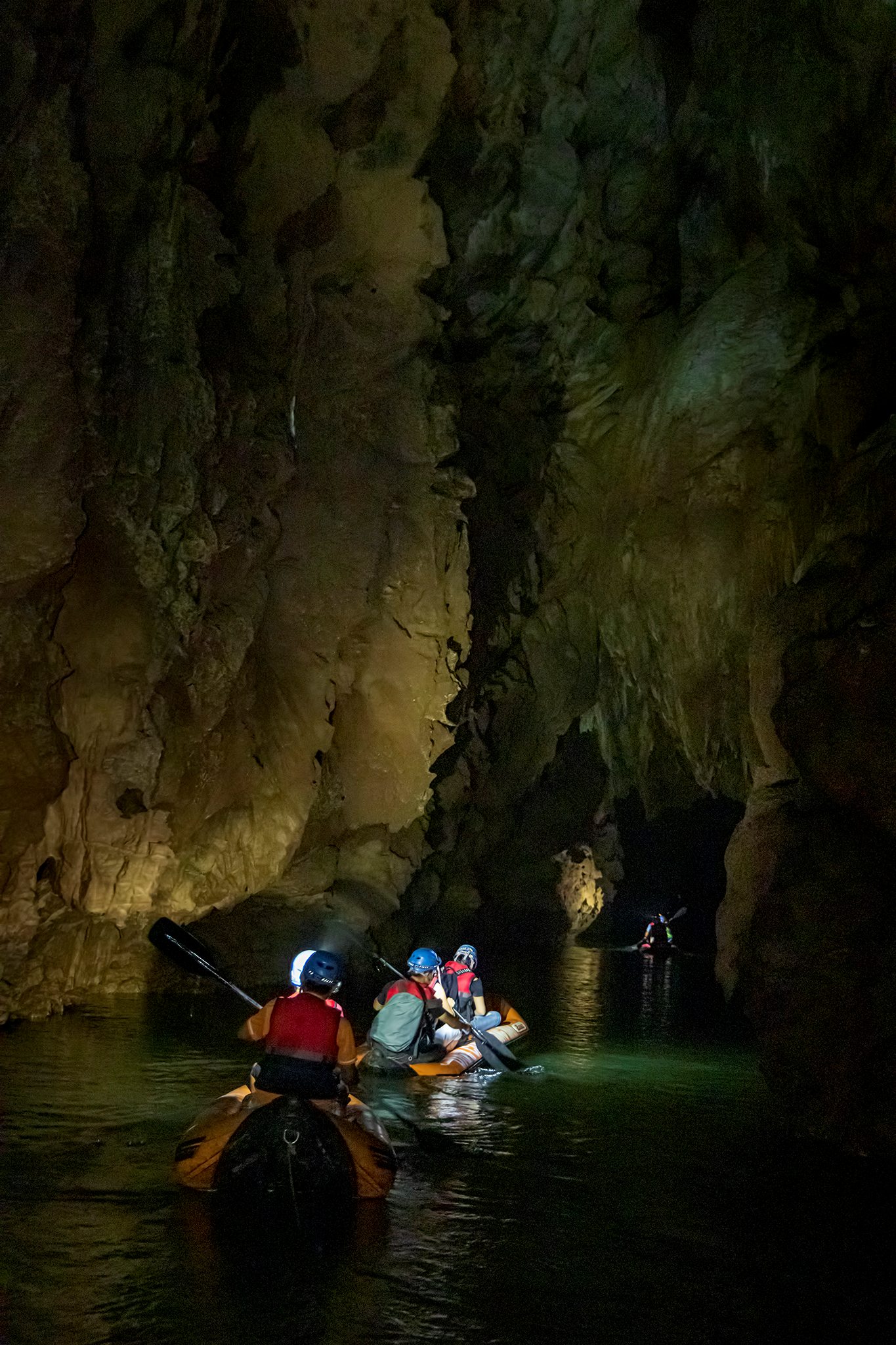 Chèo kayak vào 'bóng tối vĩnh cửu' trong lòng Động Phong Nha - 2