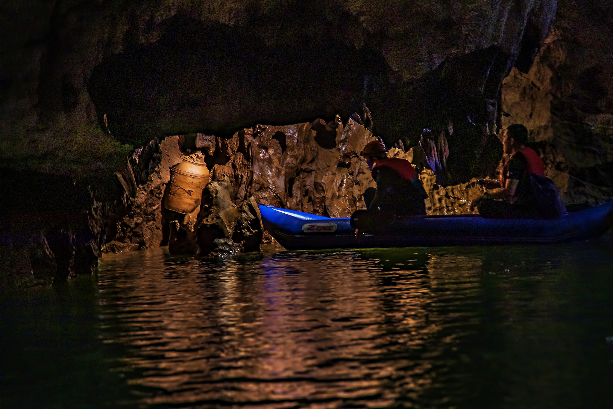 Chèo kayak vào 'bóng tối vĩnh cửu' trong lòng Động Phong Nha - 4