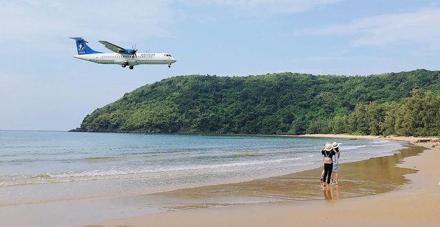 Giá vé máy bay đi Côn Đảo lễ 30/4 tăng "chóng mặt" vẫn cháy vé - 1