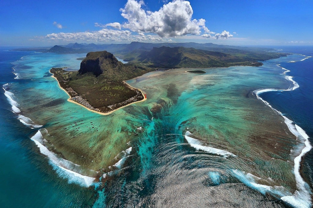 Bí ẩn thác nước dưới lòng đại dương ở Mauritius - 1