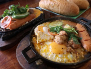 Thưởng thức bánh mì chảo và loạt món ngon khó cưỡng ở TP.HCM