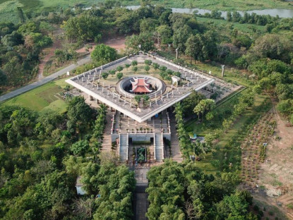 Giải trí - Đền thờ Vua Hùng lớn nhất Sài Gòn trưng bày hiện vật quý từ nghìn năm trước