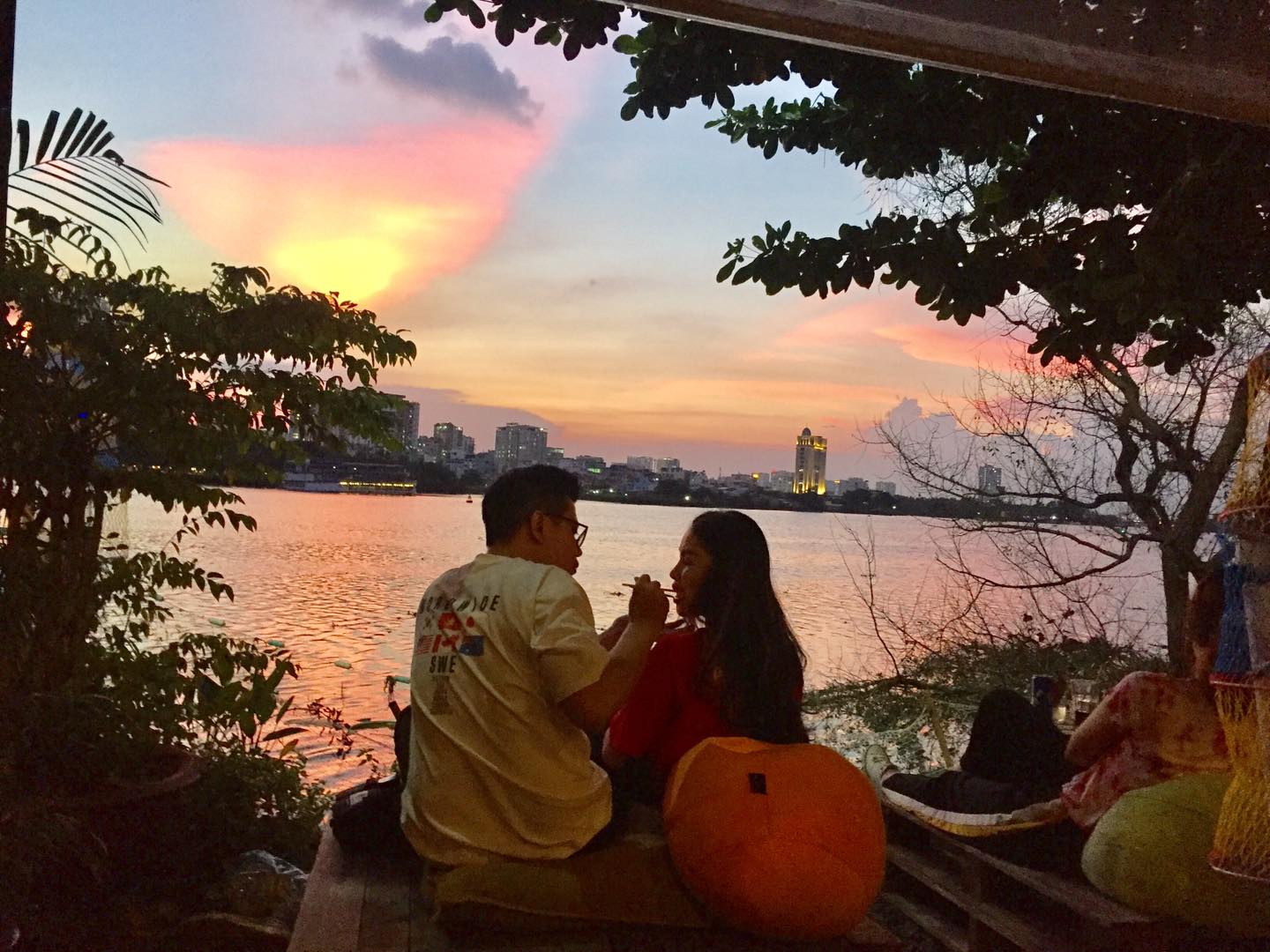 Hẹn hò cuối tuần tại 5 quán cafe view sông lãng mạn ở Sài Gòn - 2