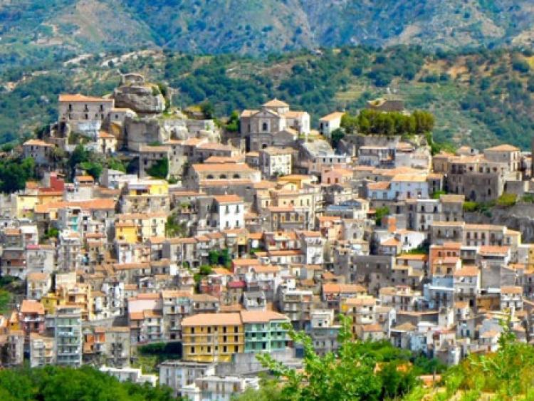 Kỳ lạ thị trấn cổ ở Italia rao bán nhà với giá rẻ hơn 1 ly cà phê