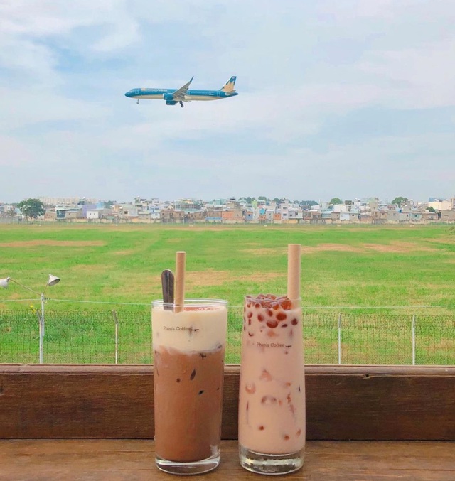 Hai quán cà phê có view ngắm máy bay lướt ngang qua đầu ở Sài Gòn - 3