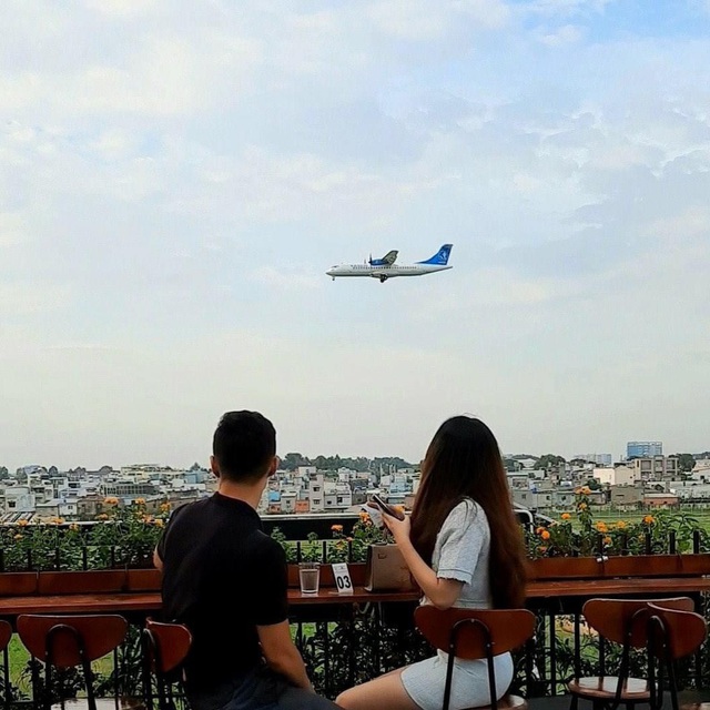 Hai quán cà phê có view ngắm máy bay lướt ngang qua đầu ở Sài Gòn - 4