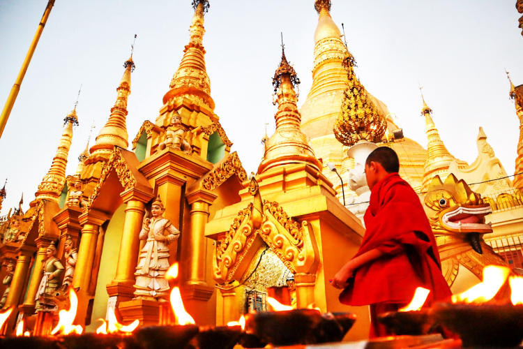 Chùa Shwedagon, Myanmar:  Tại đây có lưu giữ báu vật thiêng liêng đối với các tín đồ Phật giáo, đó là tám sợi tóc của Phật Thích Ca Mâu Ni. Tháp dát vàng của chùa cao tới 98 mét trên đỉnh nạm 5448 viên kim cương và 2317 viên hồng ngọc, trên cùng là búp kim cương gắn một viên kim cương 76 carat (15 g). Chùa lại nằm trên đồi Singuttara, từ đây có thể quan sát được cả thành phố Yangon.
