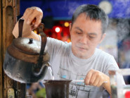 Quán cà phê vợt, rang bằng củi 70 năm thức cùng hẻm chợ
