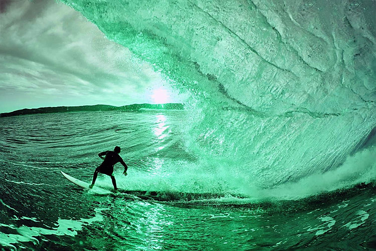 Russell Ord bắt được khoảnh khắc ngược sáng mơ hồ khi con sóng lớn như muốn 'vồ' lấy người đàn ông.
