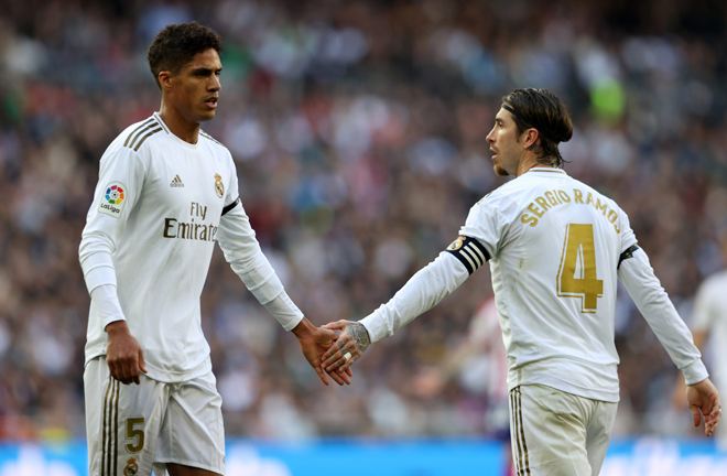Real Madrid đối diện cú sốc lớn, mất &#34;đại ca&#34; Ramos lẫn Varane mùa hè này - 1