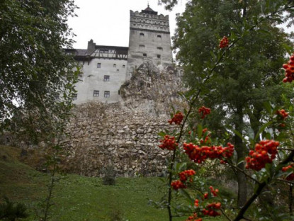 Chuyện hay - Tiêm miễn phí vaccine Covid-19 tại ‘Lâu đài ma cà rồng Dracula’