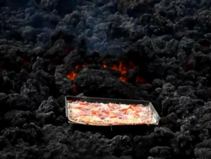 Ăn gì - Nướng pizza trên miệng núi lửa đang hoạt động