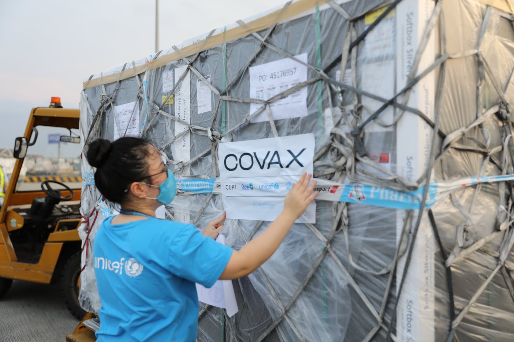 Thêm gần 1,7 triệu liều vaccine của COVAX về đến Việt Nam - 2