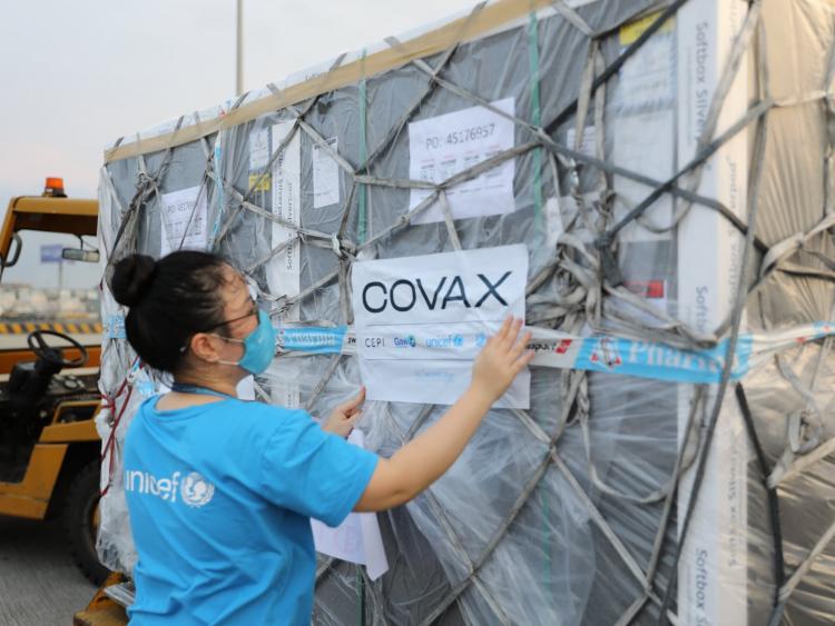 Thêm gần 1,7 triệu liều vaccine của COVAX về đến Việt Nam