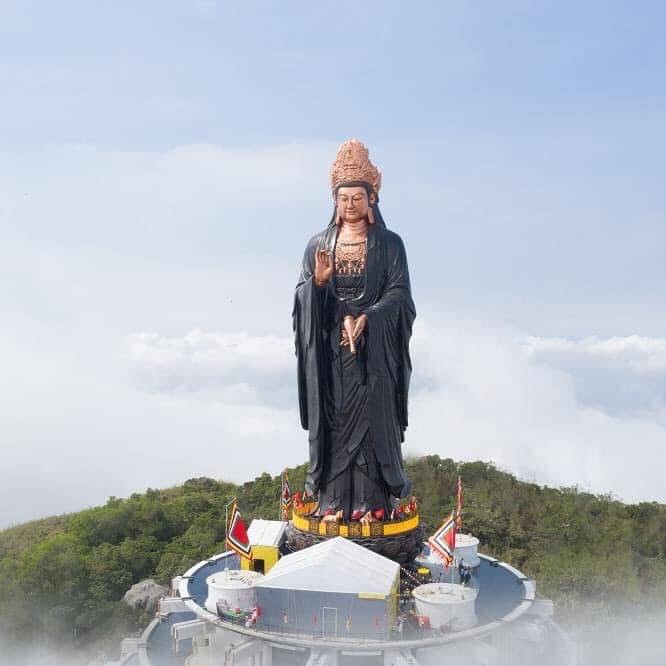 Đẹp ngỡ ngàng với “tượng Bồ Tát bằng đồng" tọa lạc trên đỉnh núi Bà Đen - 1