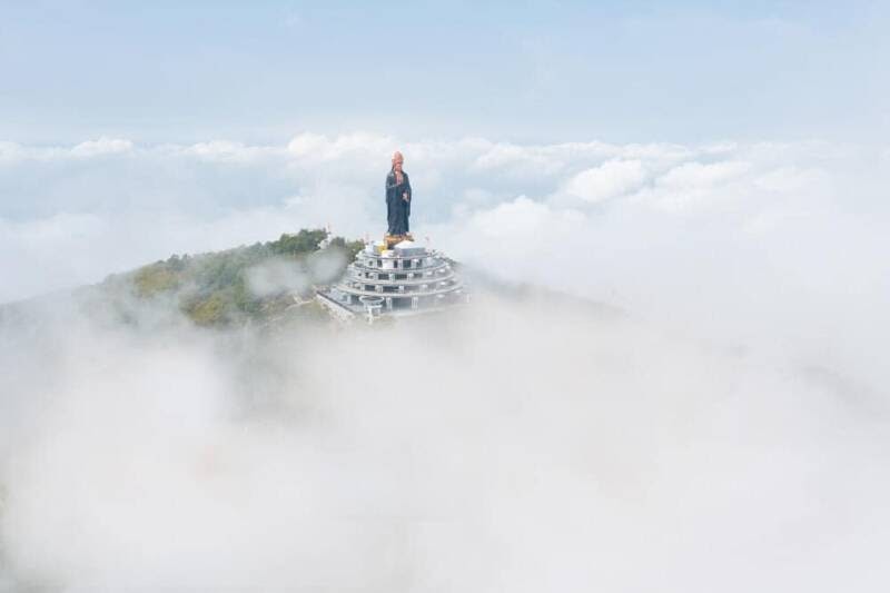 Đẹp ngỡ ngàng với “tượng Bồ Tát bằng đồng" tọa lạc trên đỉnh núi Bà Đen - 2