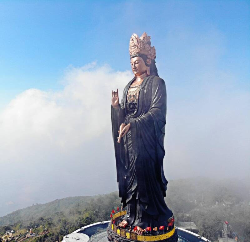 Đẹp ngỡ ngàng với “tượng Bồ Tát bằng đồng" tọa lạc trên đỉnh núi Bà Đen - 3