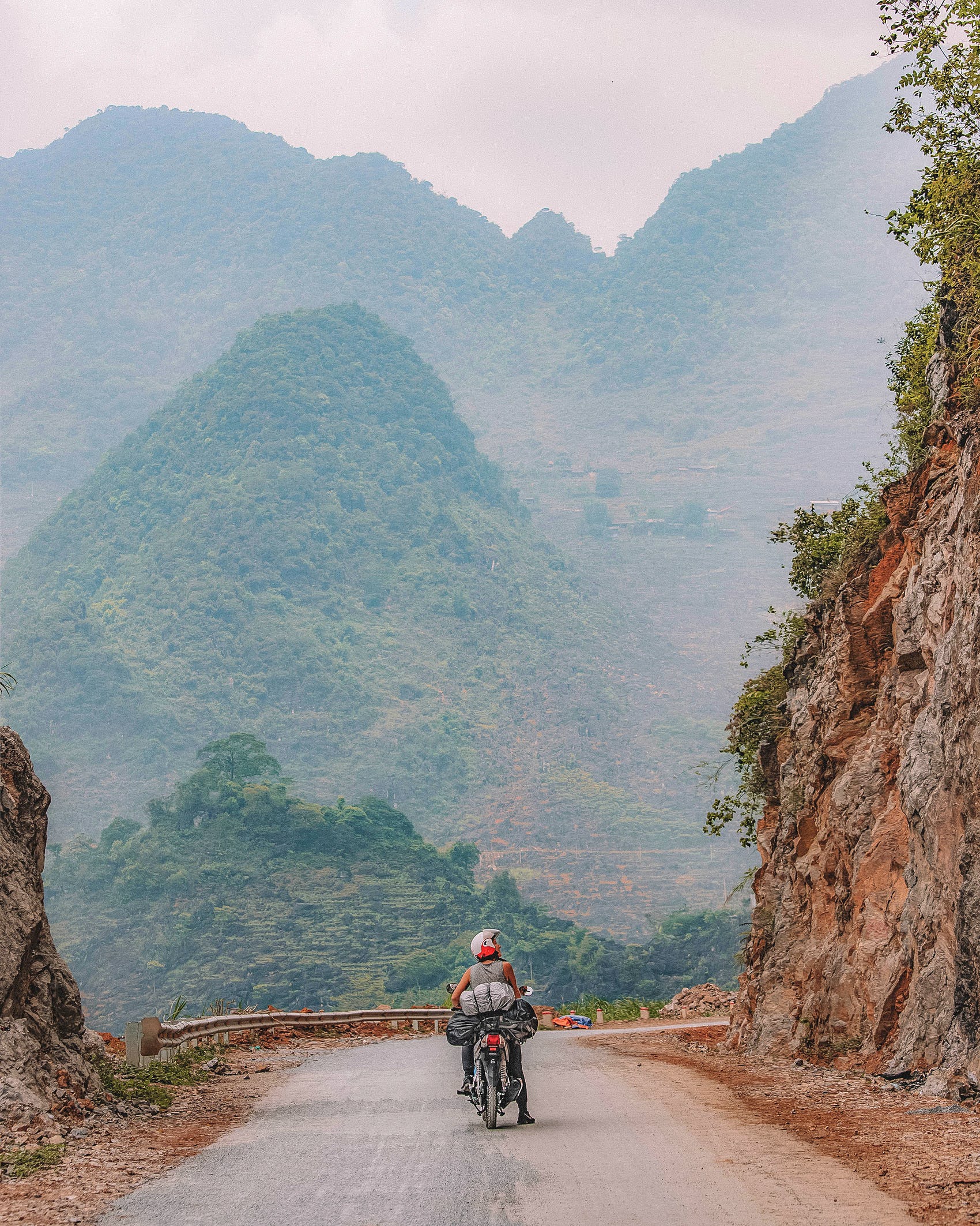 Mê mẩn những cung đường du lịch tuyệt đẹp ở Việt Nam - 2