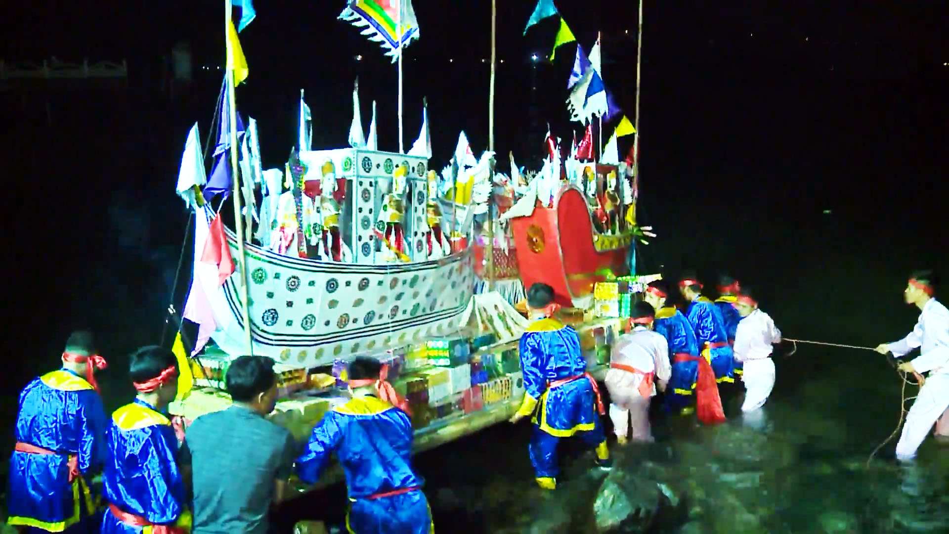 Thức đến 2 giờ sáng để xem thuyền giấy khổng lồ cúng lễ Nam Hải Thần Vương - 1
