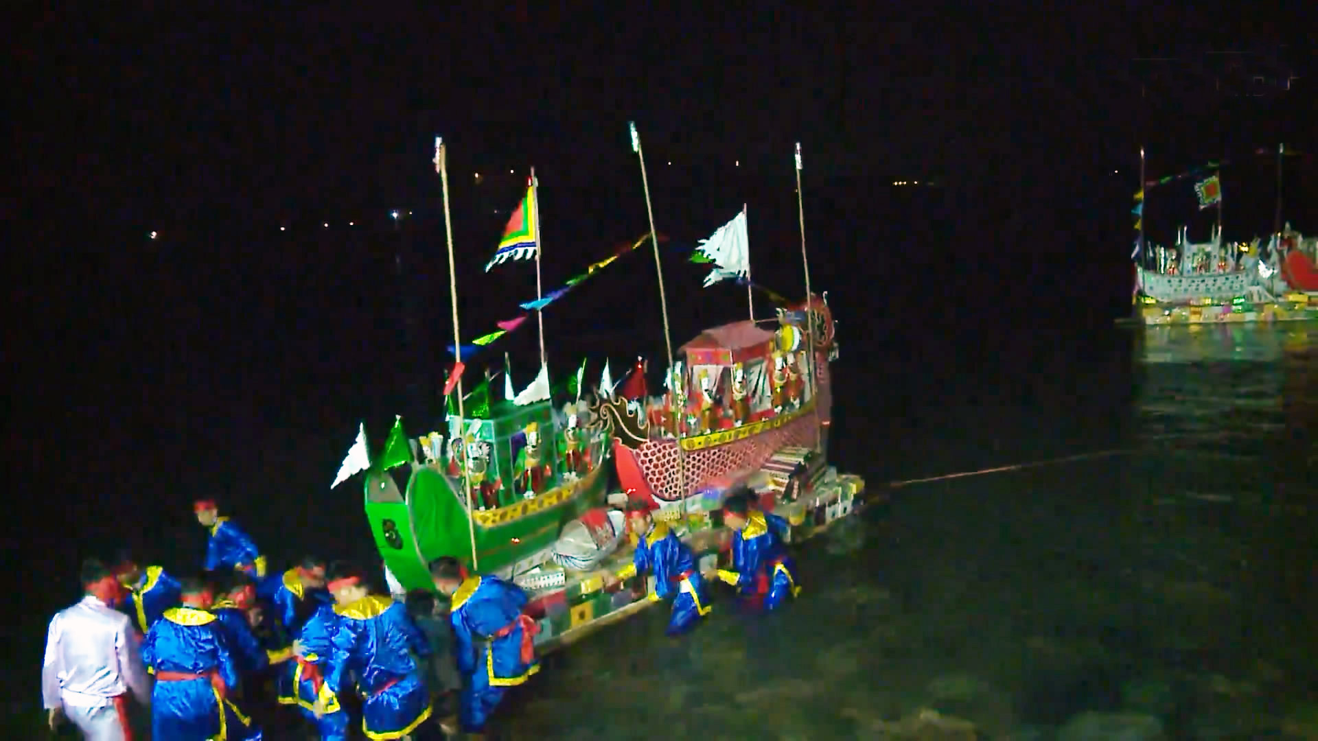 Thức đến 2 giờ sáng để xem thuyền giấy khổng lồ cúng lễ Nam Hải Thần Vương - 5