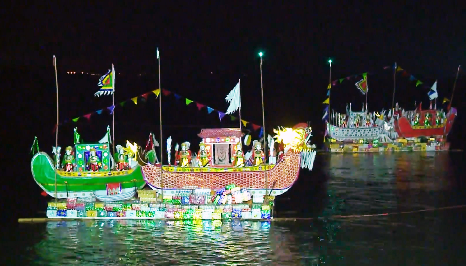 Thức đến 2 giờ sáng để xem thuyền giấy khổng lồ cúng lễ Nam Hải Thần Vương - 6