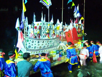 Lễ hội - Thức đến 2 giờ sáng để xem thuyền giấy khổng lồ cúng lễ Nam Hải Thần Vương