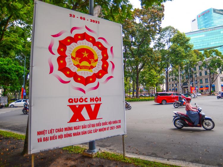 Đường phố TP.HCM - Hà Nội tưng bừng cờ hoa trước ngày bầu cử