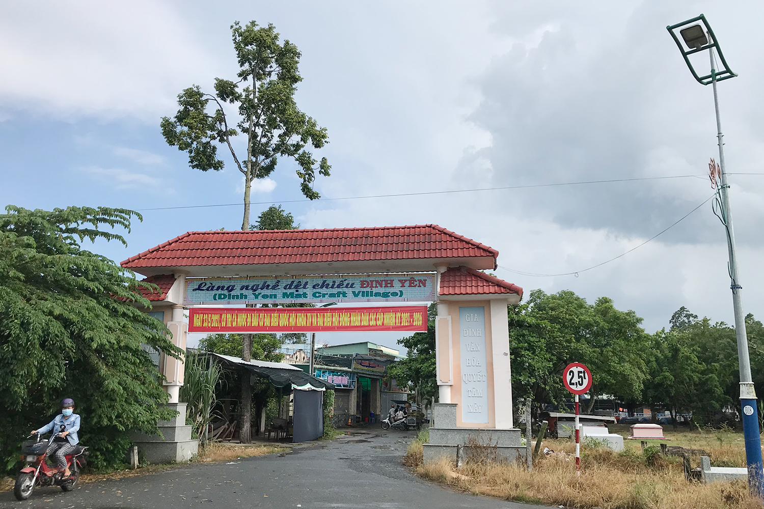 Về Đồng Tháp ghé làng chiếu Định Yên - 1