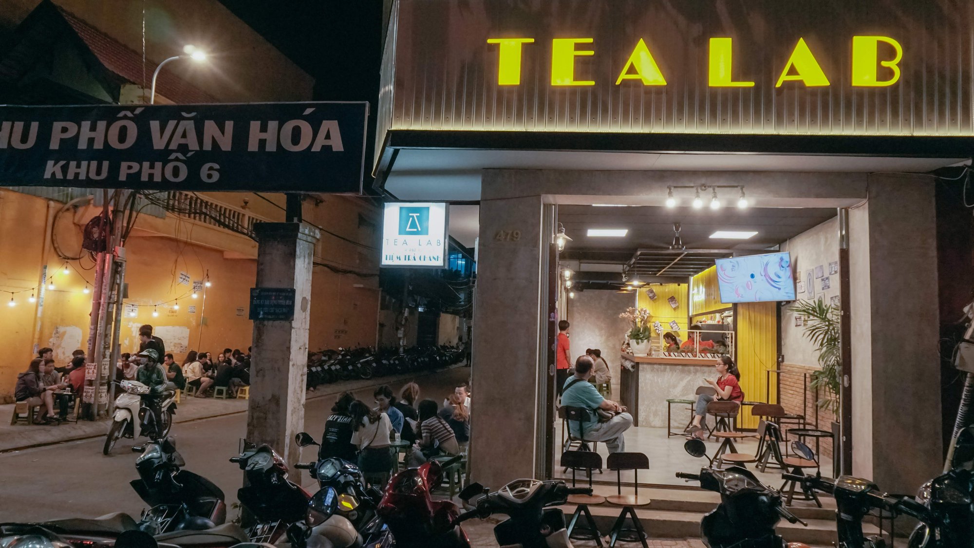 Hẹn hò Sài Gòn: "Đổi gió" với không gian lạ lẫm của cà phê phong cách đường phố - 1