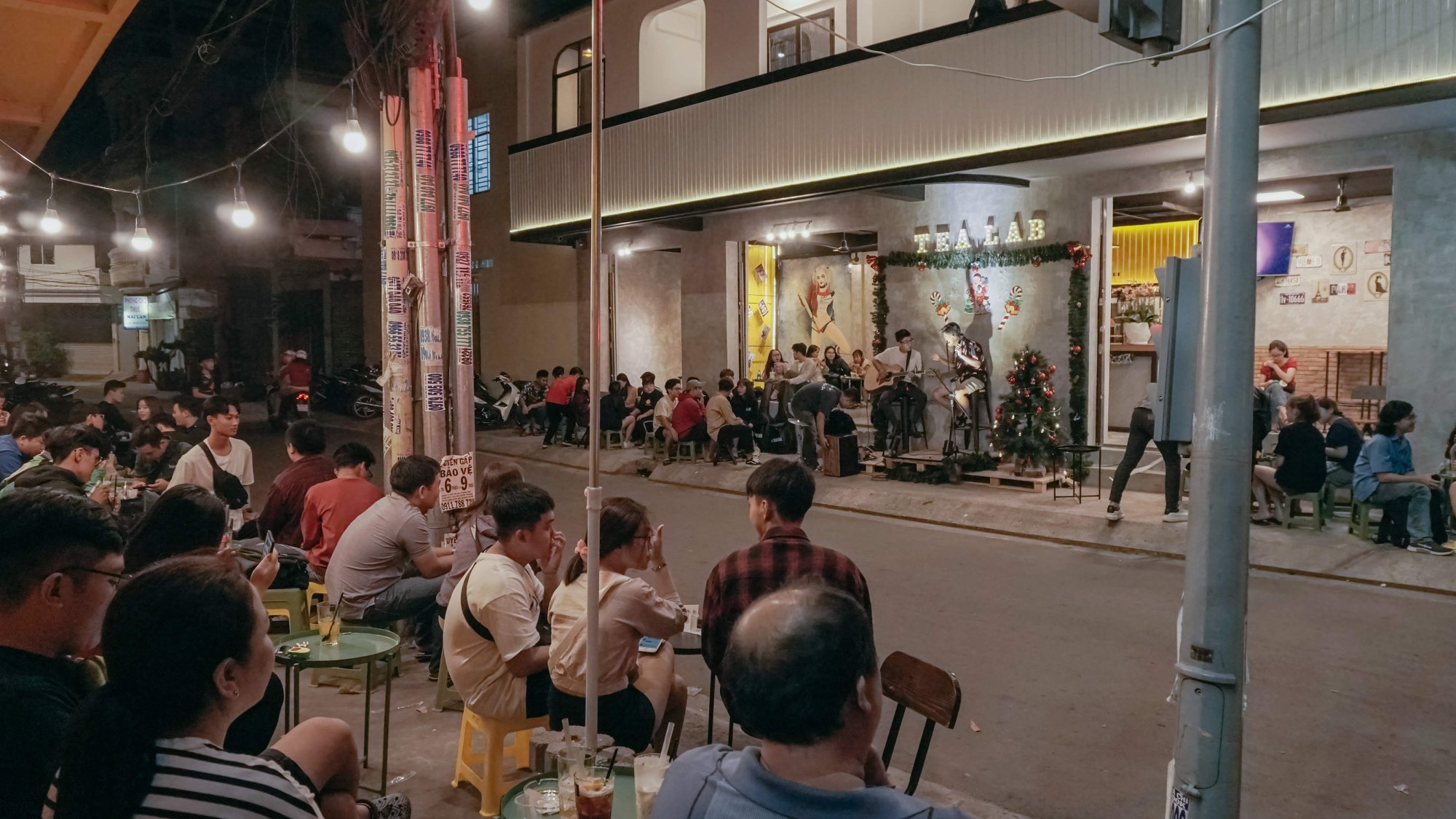 Hẹn hò Sài Gòn: "Đổi gió" với không gian lạ lẫm của cà phê phong cách đường phố - 2