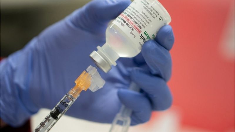 Cân nhắc ra nước ngoài “tiêm vaccine” thời điểm này vì rủi ro rất cao - 1