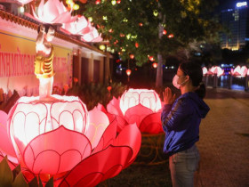 Kênh Nhiêu Lộc được thắp sáng đèn lồng mừng lễ Phật đản
