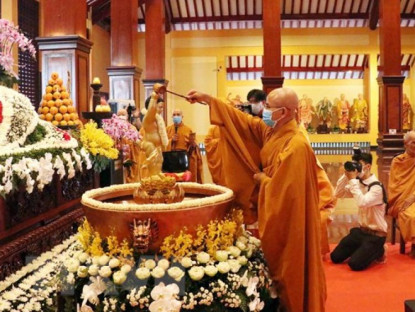Chuyển động - Đại lễ Phật đản: Tăng, ni TP.HCM xét nghiệm COVID-19 trước khi hành lễ