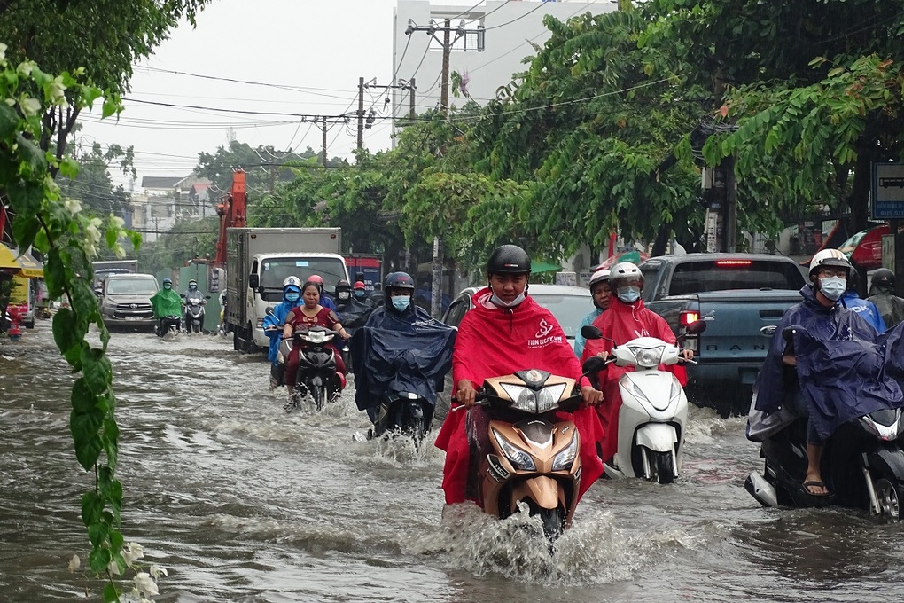 Nhiều đường ở Sài Gòn ngập sau mưa lớn kéo dài - 1