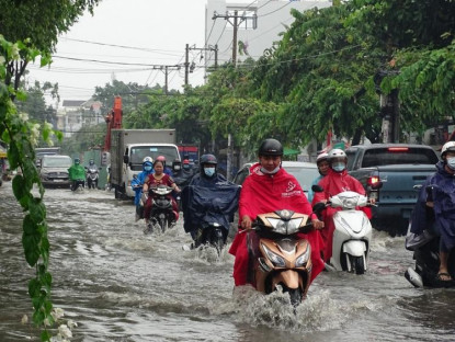 Chuyển động - Nhiều đường ở Sài Gòn ngập sau mưa lớn kéo dài