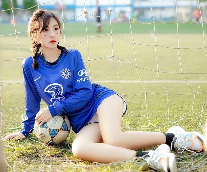 Hot girl &#34;mê Chelsea&#34; Minh Châu tung ảnh bikini nếu đội nhà vô địch C1 - 2