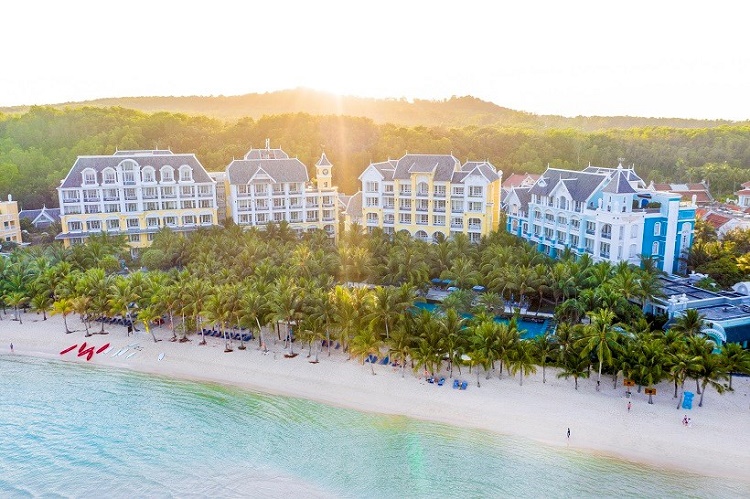Dọc các bãi biển tại Nam đảo là loạt khách sạn và khu nghỉ dưỡng với đủ cấp độ sang trọng, đa dạng phong cách. Với bãi biển đẹp, cảnh quan không trùng lặp, thiết kế và đảm bảo biệt lập, riêng tư, JW Marriott Phu Quoc Emerald Bay sẽ là một trong những điểm nghỉ ngơi lý tưởng giúp nâng tầm kỳ nghỉ của bạn và gia đình.


