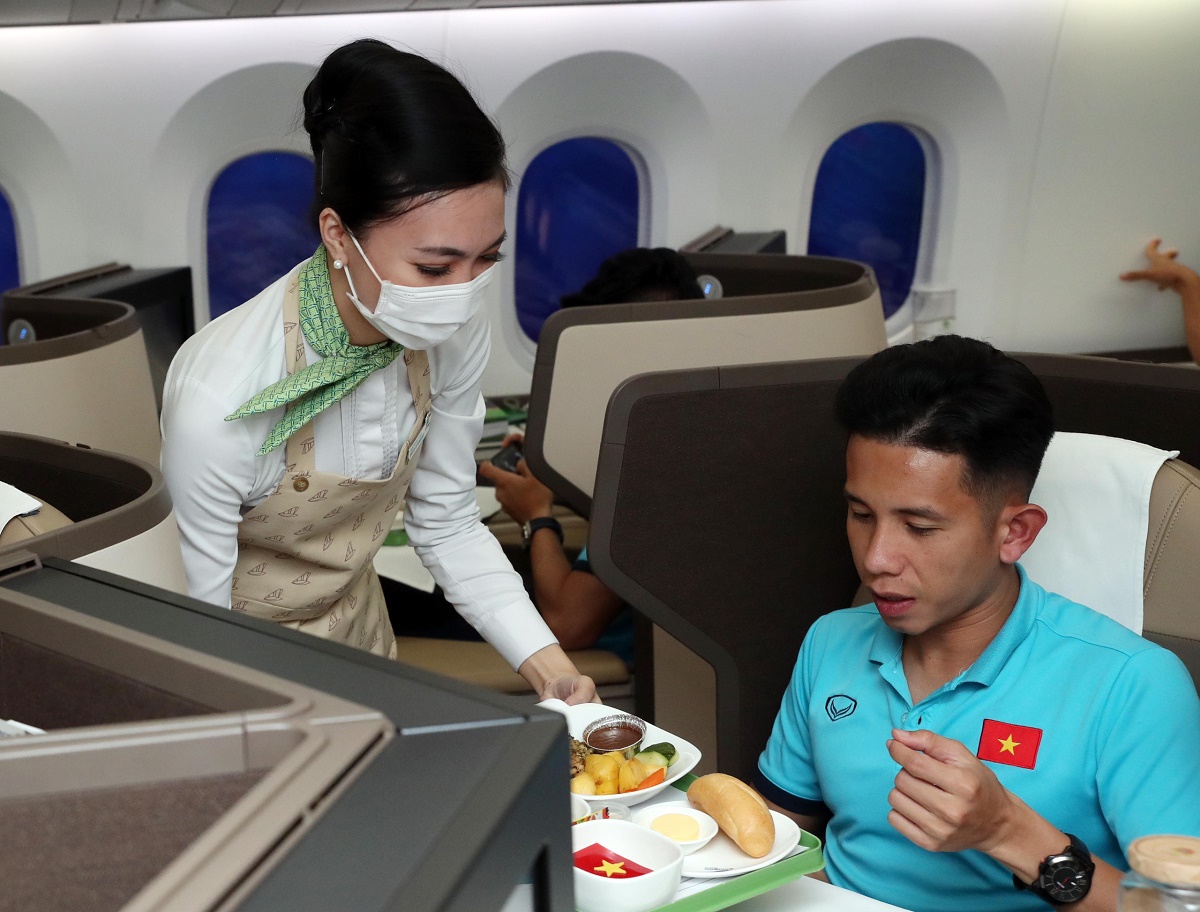 Thực đơn đặc biệt trên không dành cho tuyển Việt Nam sang UAE - 1