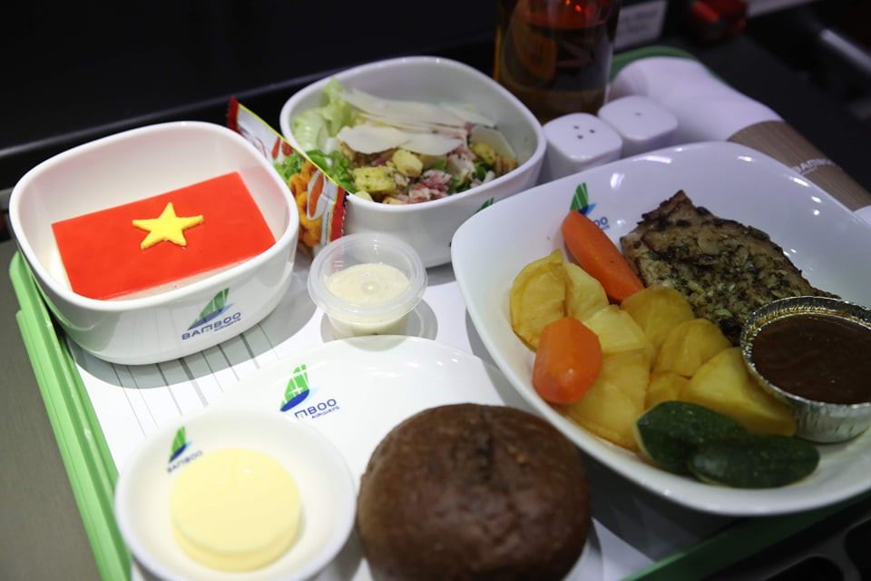Thực đơn đặc biệt trên không dành cho tuyển Việt Nam sang UAE - 2