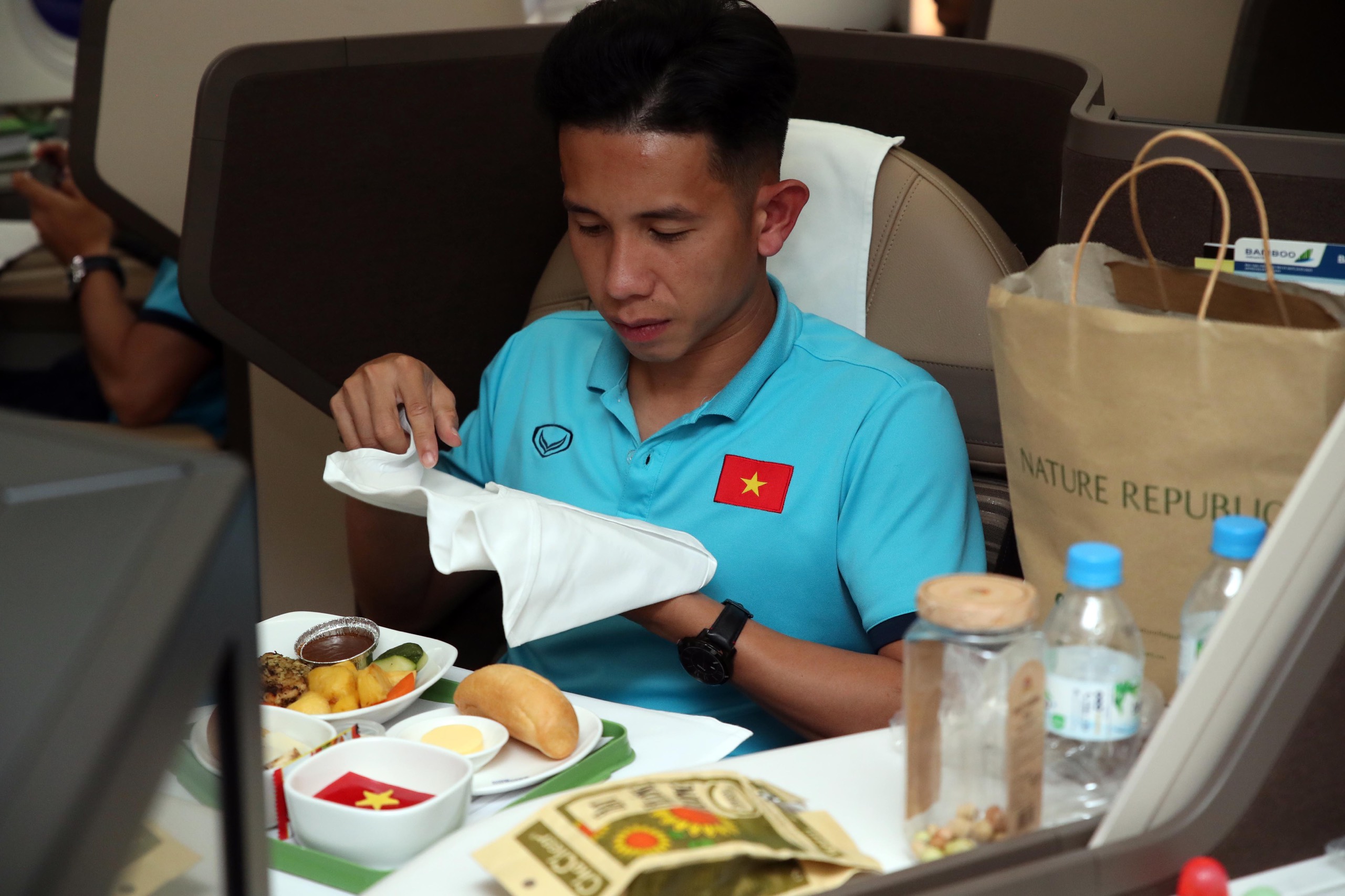 Thực đơn đặc biệt trên không dành cho tuyển Việt Nam sang UAE - 6