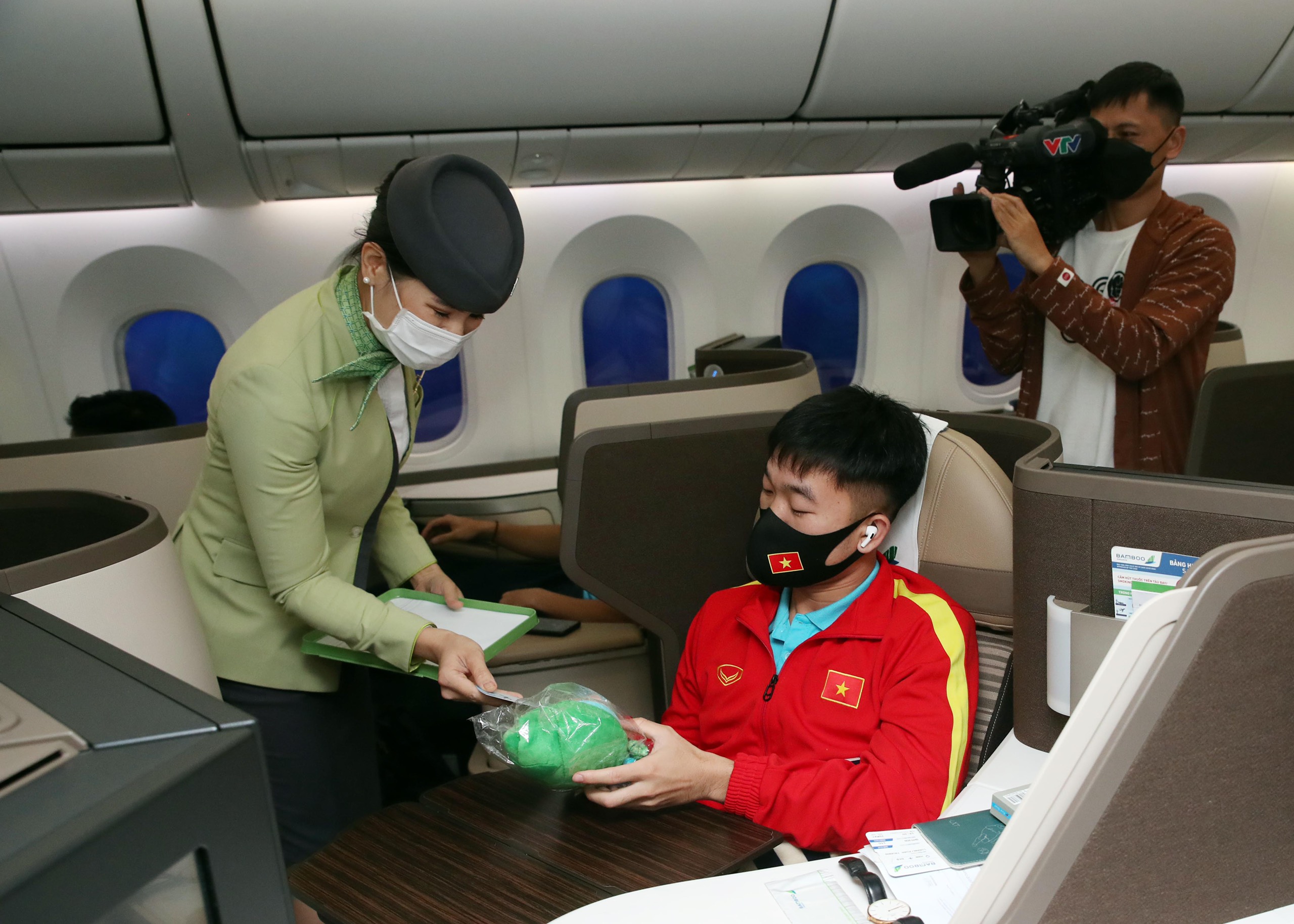 Thực đơn đặc biệt trên không dành cho tuyển Việt Nam sang UAE - 7